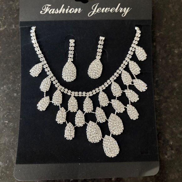 NWT - EARRINGS AND NECKLACE SET - BLING! BLING! BLINGY! - Picture 6 of 10